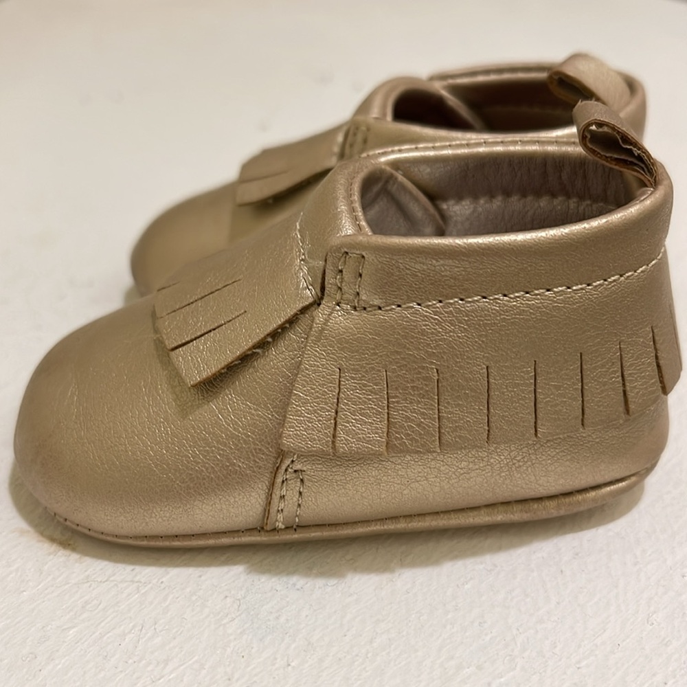 Kids shoes, size 0-3 months, color gold. Excellent condition.